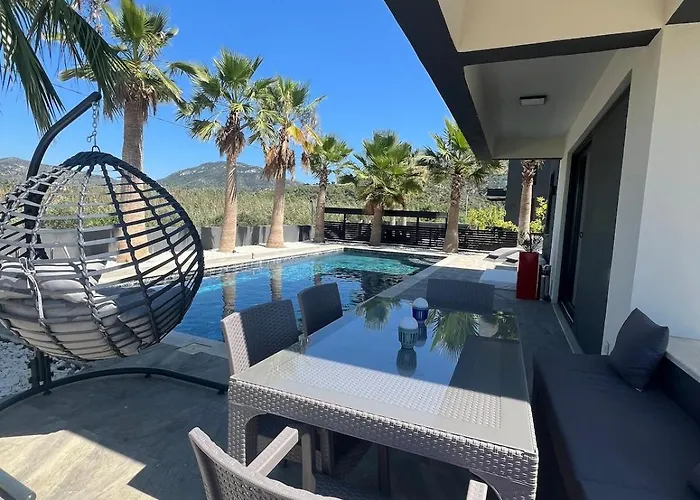 The Pool House Time Monthly Welcome *