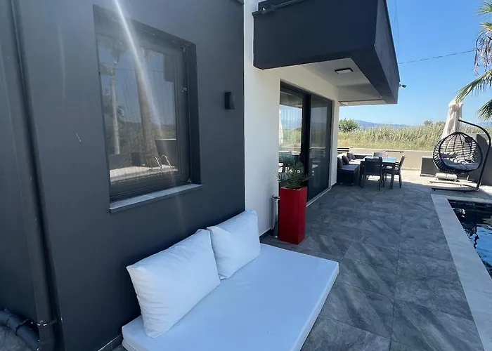 The Pool House Time Monthly Welcome Vila