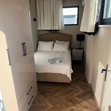 The Pool House Time Monthly Welcome Vilă