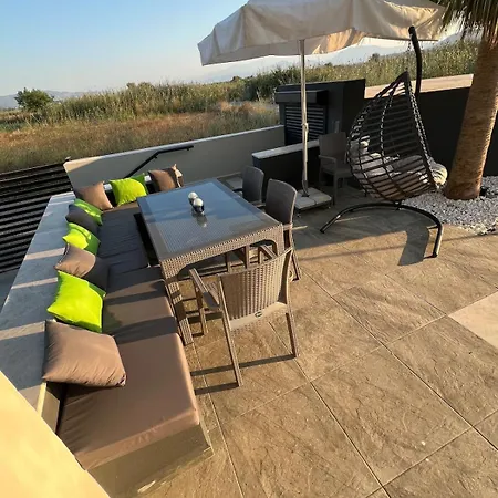 The Pool House Time Villa *